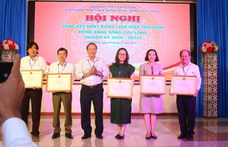 Ông Lê Thanh Bình - Giám đốc Thư viện thành phố Cần Thơ (người thứ nhất bên phải) nhận Bằng khen Hội Thư viện Việt Nam trao cho đơn vị Thư viện thành phố Cần Thơ