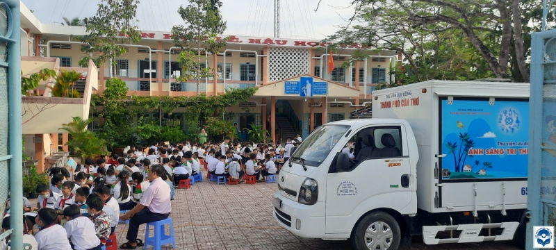 Xe thư viện lưu động phục vụ tại các trường tiểu học ở quận Ô Môn và huyện Phong Điền, thành phố Cần Thơ