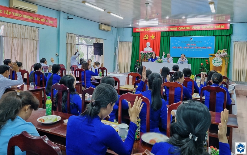 VC - NLĐ Thư viện TP Cần Thơ biểu quyết thống nhất Nghị quyết Hội nghị VC - NLĐ năm 2023.