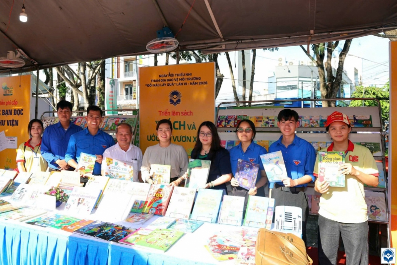 Bà Nguyễn Thị Ngọc Điệp - Phó Chủ tịch UBND thành phố Cần Thơ (thứ năm từ trái qua) tham quan tại gian triển lãm sách của Thư viện thành phố.