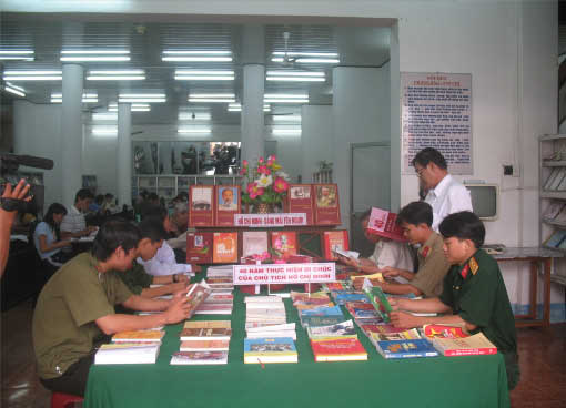 Nói chuyện chuyên đề "Những tư tưởng cơ bản trong Di chúc của Chủ tịch Hồ Chí Minh" và triển lãm sách, hình ảnh