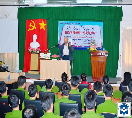 Ảnh: Diễn giả Trần Nghĩa Trọng trình bày phương pháp học nhanh, nhớ lâu.