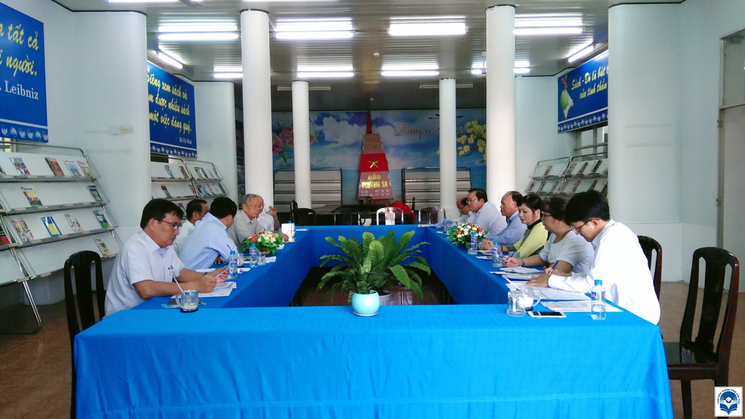Các đồng chí lãnh đạo, nguyên lãnh đạo Thành phố Cần Thơ tại buổi làm việc đóng góp ý kiến về Dự án xây dựng trụ sở mới Thư viện Thành phố.