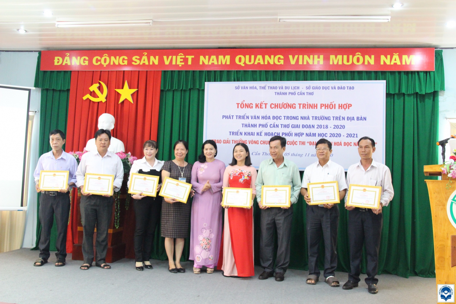 Bà Đào Thị Thanh Thuý - Phó Giám đốc Sở Văn hoá - Thể thao & Du lịch trao Giấy khen cho 08 đơn vị có thành tích tiêu biểu