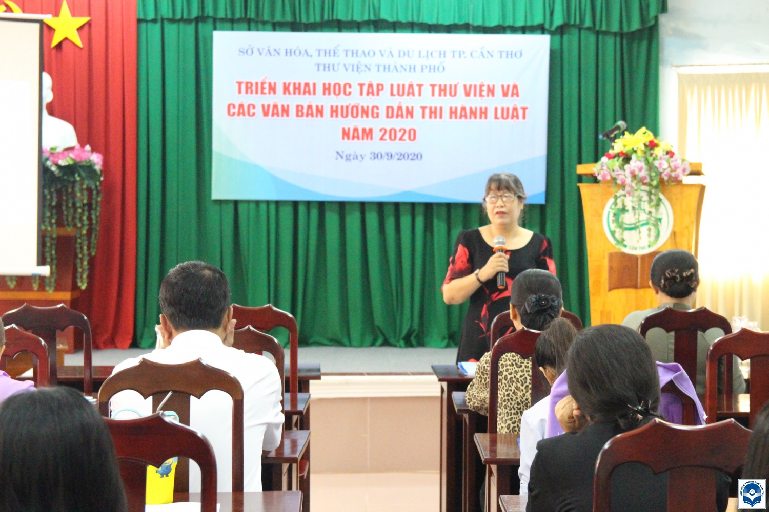 Bà Phan Thị Thuỳ Giang - Giám đốc Thư viện TP. Cần Thơ triển khai Luật Thư viện cho CBVC