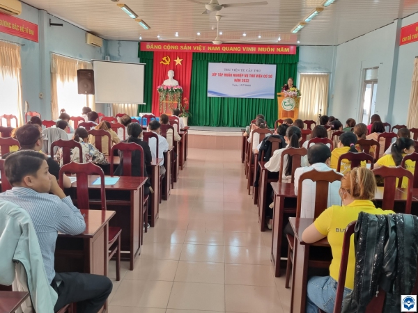 Bà Phan Thị Thùy Giang - Giám đốc Thư viện TP. Cần Thơ phát biểu tại Lớp tập huấn.