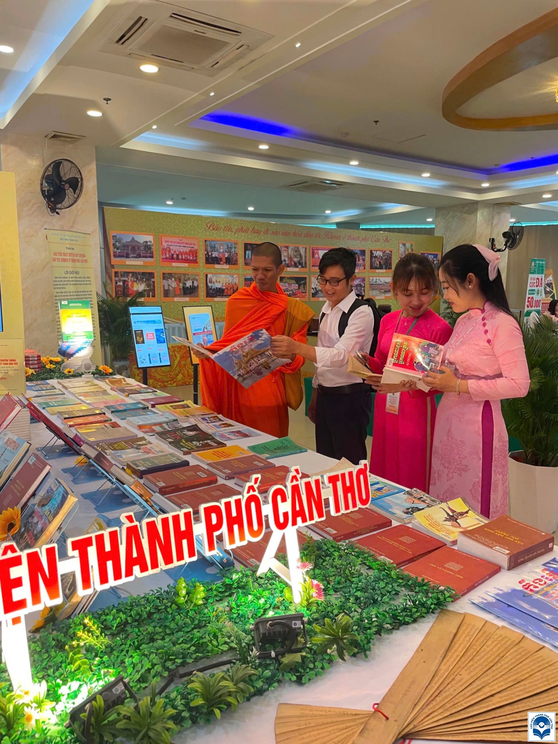 THƯ VIỆN THÀNH PHỐ CẦN THƠ TRƯNG BÀY TRIỂN LÃM SÁCH “PHÁT HUY TRUYỀN THỐNG ĐẠI ĐOÀN KẾT TOÀN DÂN TỘC”