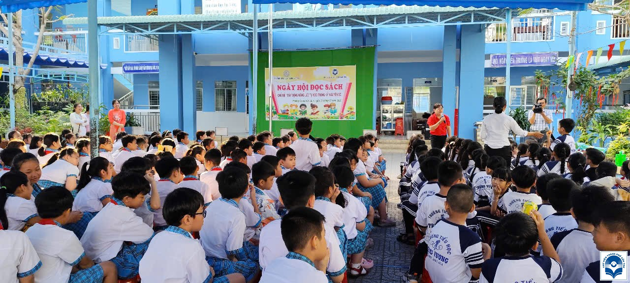 Học sinh tiểu học tham gia trả lời câu hỏi về sách