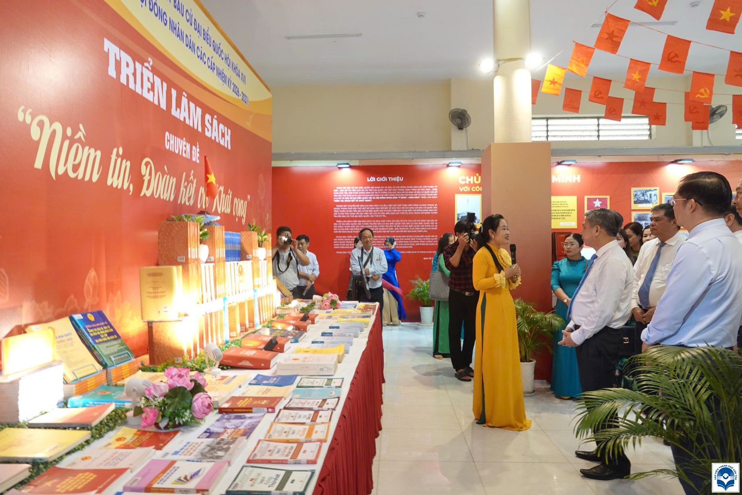 Thư viện TP Cần Thơ đang tổ chức triển lãm sách với chủ đề “Niềm tin, đoàn kết và khát vọng”